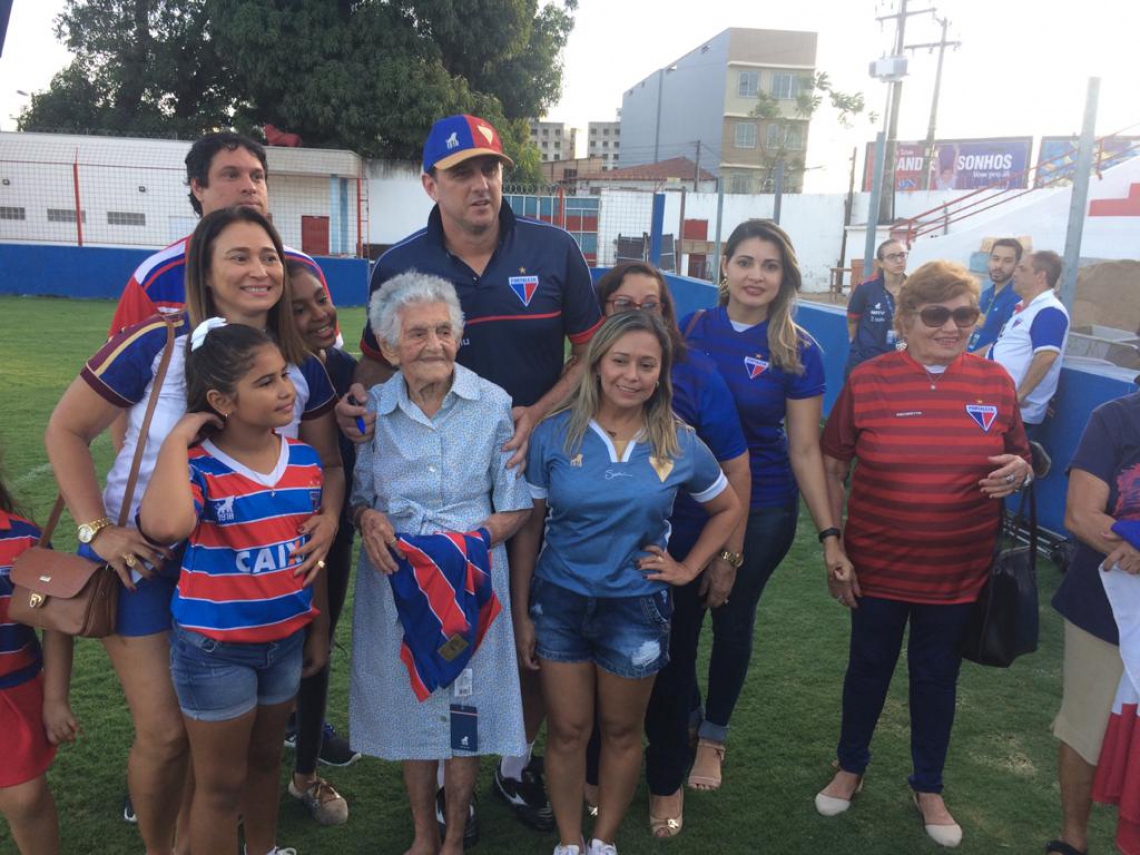 V Deo Rog Rio Ceni Recebe E Presenteia Torcedora Do Fortaleza De