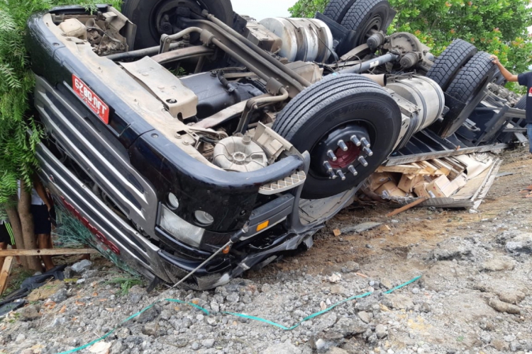 Caminh O Capota Na Br E Motorista Fica Ferido Carga De Material