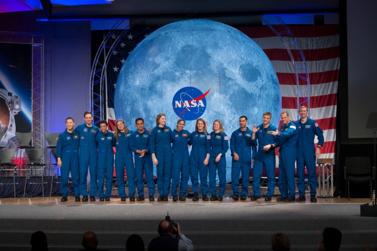 Nasa Planeja Levar A Primeira Mulher Lua Em