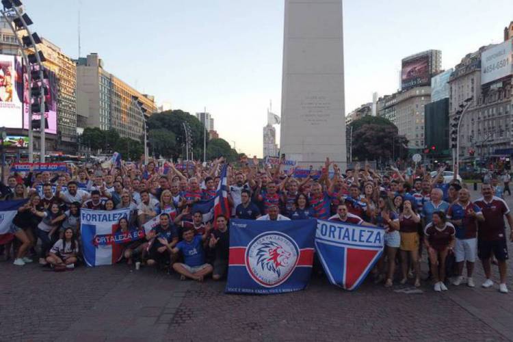 Torcida Do Fortaleza Faz Festa Em Ponto Tradicional Da Capital Argentina