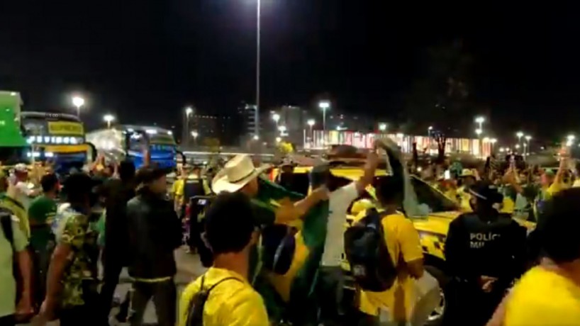 Apoiadores De Bolsonaro Furam Bloqueio E Invadem Esplanada Dos Minist Rios