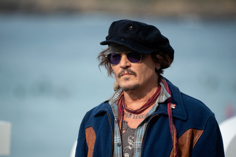 Johnny Depp é encontrado inconsciente e banda do ator cancela shows