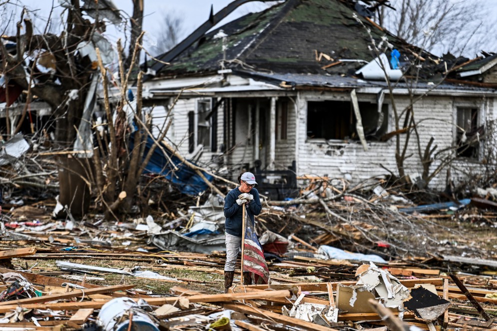 Sobe para 88 o número de mortos em série histórica de tornados nos EUA