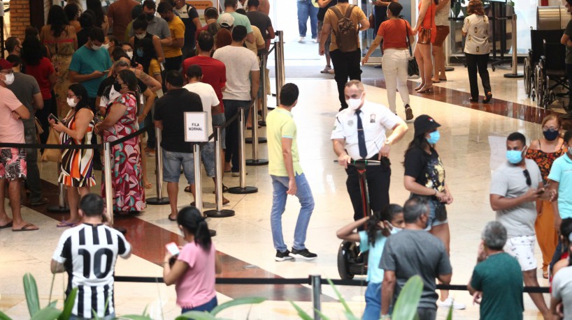 Centro de vacinação contra Covid 19 registra longas filas nos últimos dias