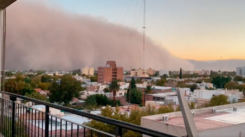 V Deo Nuvem Gigante De Poeira Cobre O C U De Cidade Na Argentina