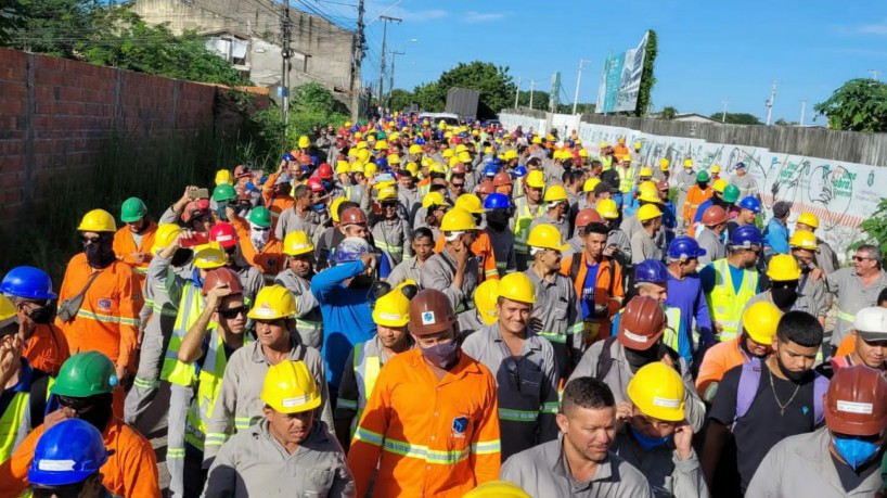 Operários protestam por mais segurança no canteiro de obras do Hospital