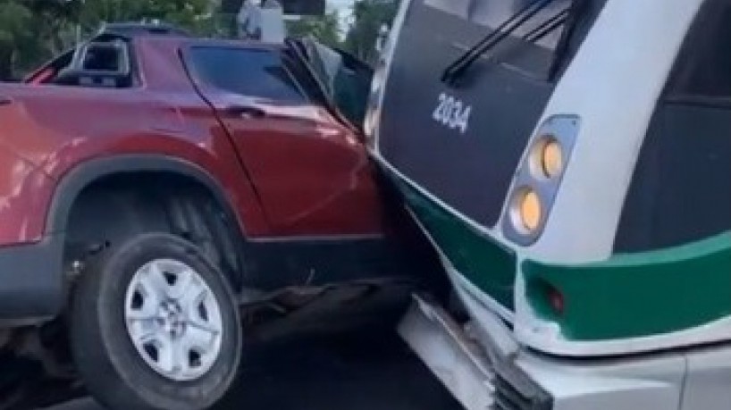 Carro colide VLT em Fortaleza ninguém ficou ferido