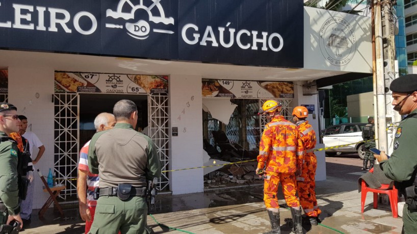 Teto De Restaurante Na Beira Mar Desaba E Deixa Duas Pessoas Feridas