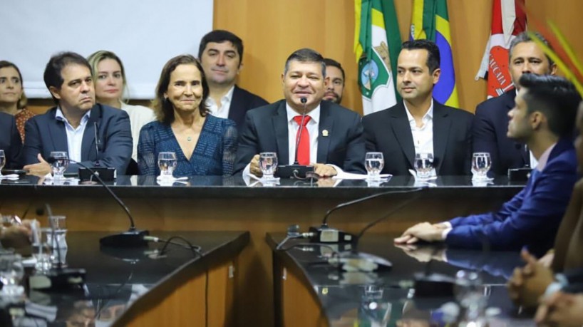 Ao lado de Elmano e Evandro Izolda recebe título de cidadã de Caucaia