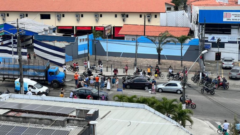 Caminhão derruba poste e interdita sentido da avenida Silas Munguba