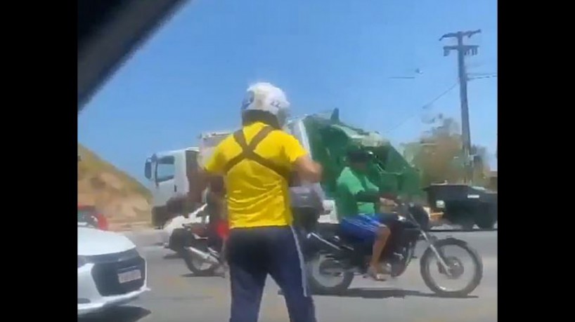 Homem Saca Arma Em Ato Da Campanha De Bolsonaro Em Caucaia