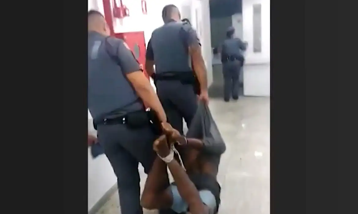 Rapaz amarrado cordas por policiais pede indenização por tortura