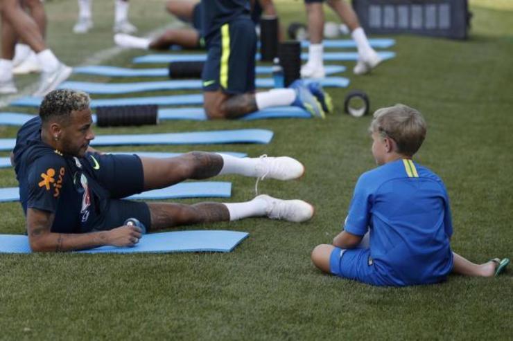 Revista revela o quanto Neymar paga de pensão ao filho