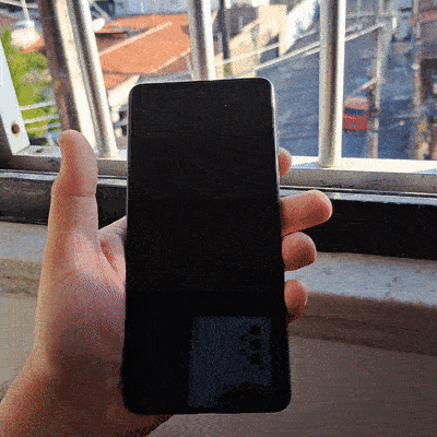 Samsung Galaxy M53 tem corpo em plástico, sendo fosco na traseira e brilhante nas bordas