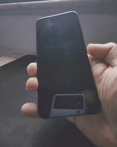 Asus Zenfone 9 tem traseira em plástico, mas a textura agrada e se diferencia de outros smartphones