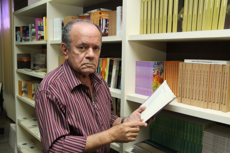 Em foto de 2013, o proctologista na Biblioteca Unimed dos Médicos Escritores