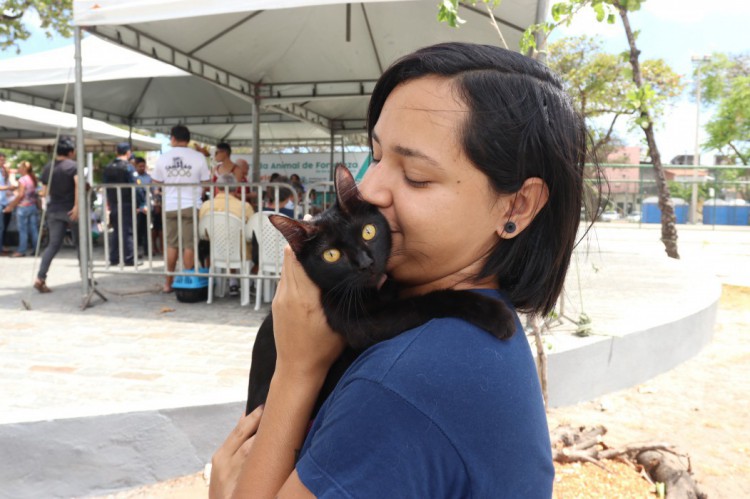 Rebeca Duarte e sua gatinha Mirra durante ação da Prefeitura no Centro de Fortaleza, em 2018