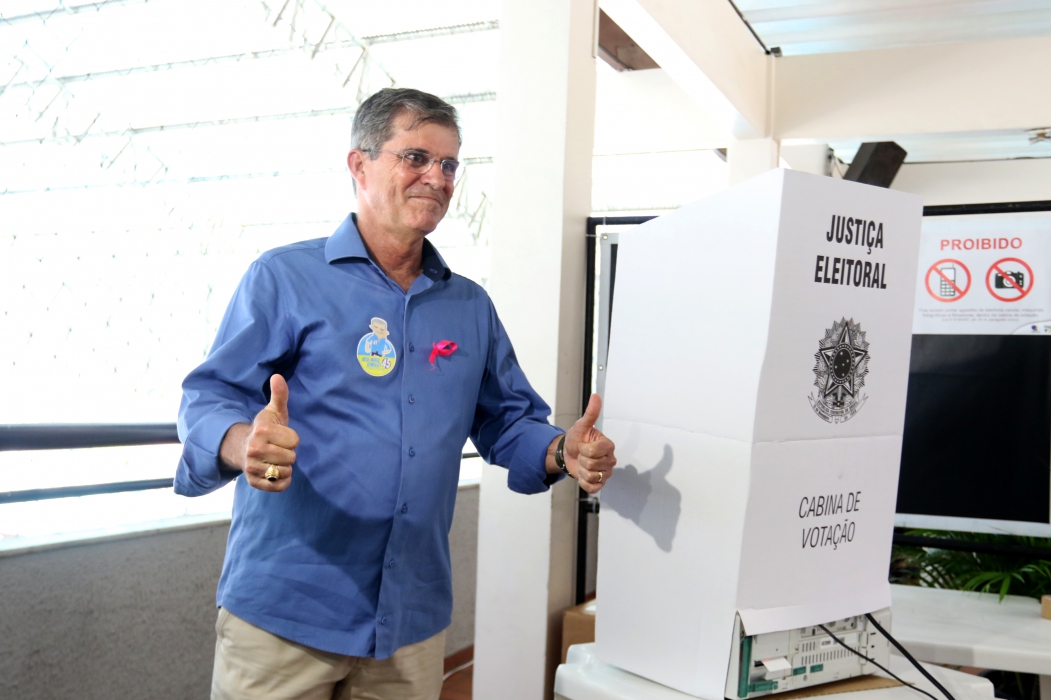 FORTALEZA,CE,BRASIL,07.10.2018: General Theophilo, candidato ao governo do Ceará chega no BNB Clube para votar. (fotos: Tatiana Fortes/O POVO) (Foto: Tatiana Fortes)