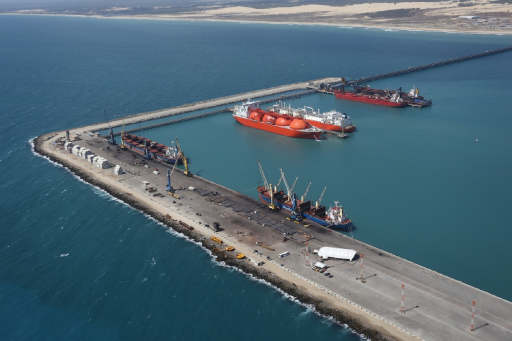 ￼PORTO quer manter navio regaseificador da Petrobras atracado até o fim do ano (Foto: Fábio Lima)