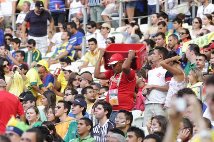 Bebidas alcoólicas foram vetadas nos eventos-testes, mas já estão sendo vendidas normalmente nos estádios cearenses (foto feita antes da pandemia do novo coronavírus)