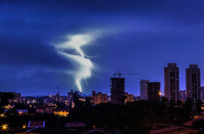 FORTALEZA, CE, BRASIL, 21-04-2013: Vista de raios e prédios na madrugada, durante chuva na cidade. Raios em Fortaleza, cidade registra a maior chuva do ano, 62mm. (Foto: Fco Fontenele/O POVO)