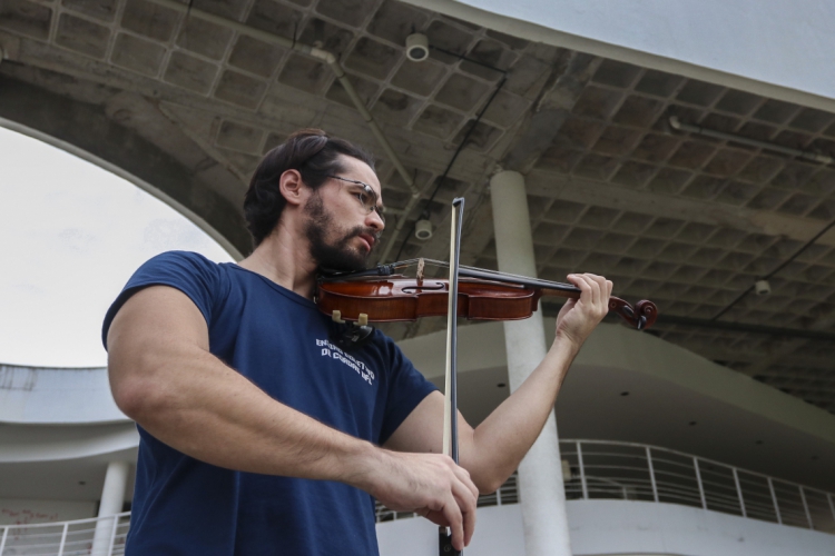 Curso de violino e violão da UFC busca aperfeiçoar a técnica musical
