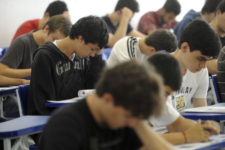  Os programas ofertam vagas em universidades, sendo o Sisu em universidades públicas e o Prouni em instituições particulares, com bolsas de 50% ou 100% .