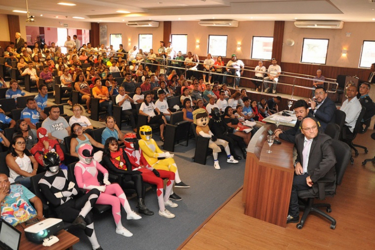 Pessoas com fantasias de super-heróis participaram de audiência pública na Câmara Municipal de Fortaleza. (Foto: reprodução/CMFor)