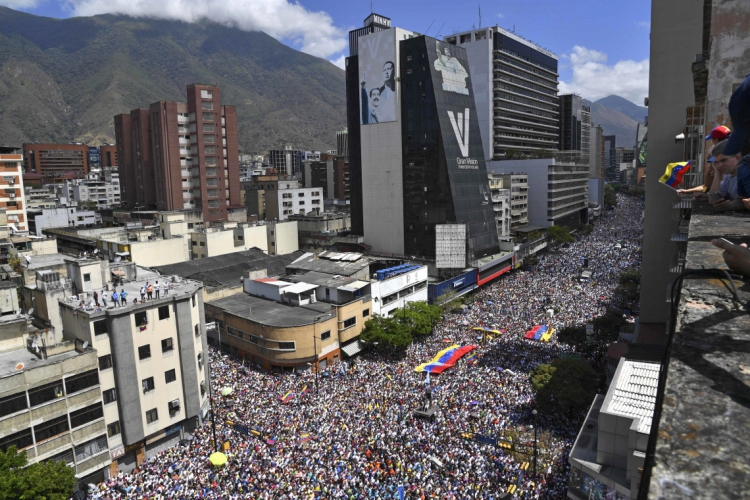 Protesto contra Maduro e em defesa de Guaidó em Caracas, Venezuela. (Foto: Yuri CORTEZ / AFP)