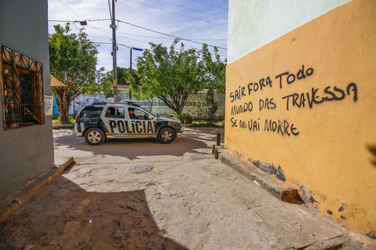 Facções criminosas de Fortaleza ameaçam população com inscrições em paredes (Foto: Mateus Dantas / O Povo)