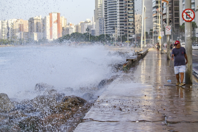 Fortaleza, CE, Brasil, 19-02-2019: Ressaca do mar na Praia de Iracema. (Foto: Mateus Dantas / O Povo)