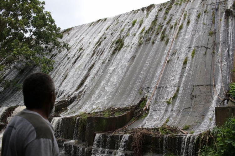 Barragem Tijuquinha em sangria nesta terça-feira, 19 (Fotos: Fábio Lima/O POVO)