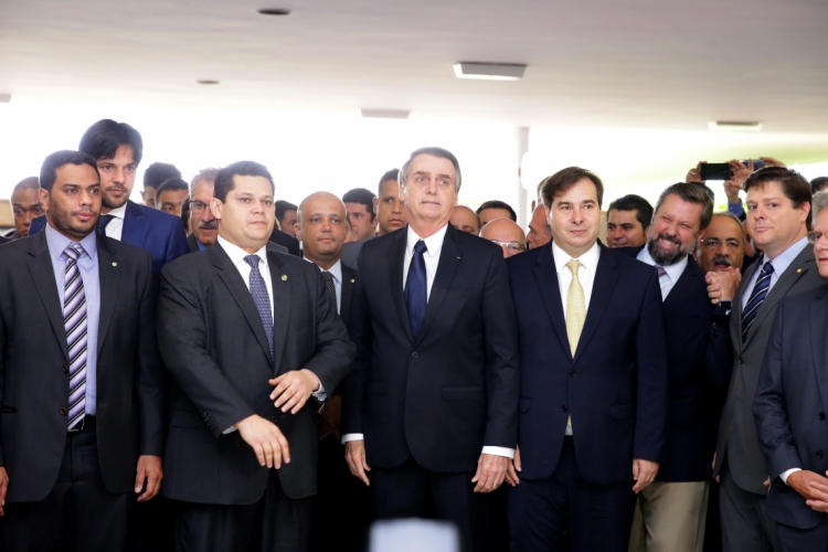 O presidente do Senado, Davi Alcolumbre, Jair Bolsonaro e Rodrigo Maia na chapelaria do Congresso (Foto: Cleia Viana/Câmara dos Deputados)