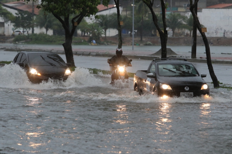 A chuva causou transtornos ao trânsito na manhã desta quarta-feira, 27 (Foto: Fabio Lima/O POVO)