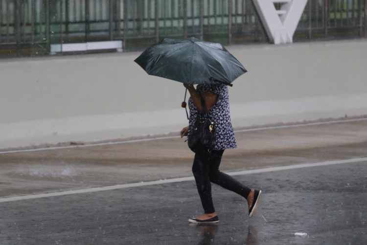 FORTALEZA já superou a média de chuva para o mês