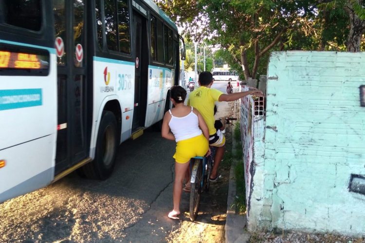 Em trecho da rua Nelsom Coelho, no bairro Lagoa Redonda, a ausência de calçada coloca pedestres e ciclistas em perigo.