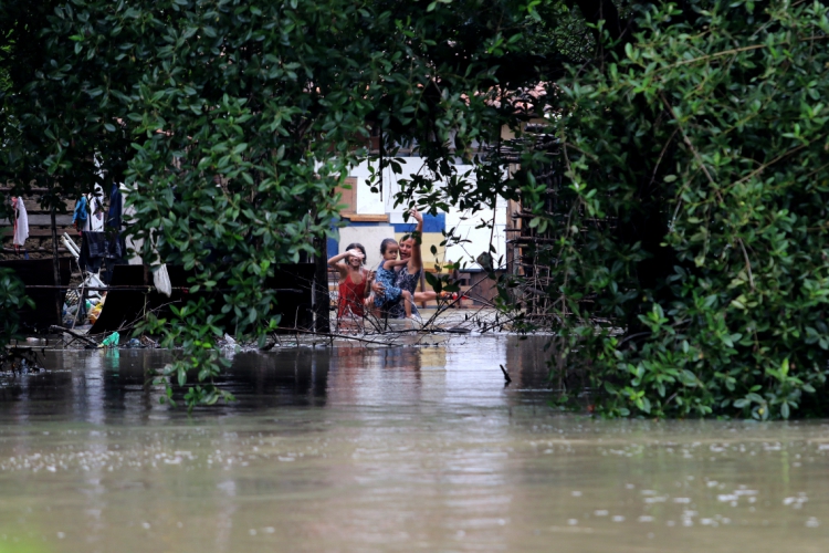 Fortes chuvas aumentam o volume do Rio Ceará e causam alagamentos na comunidade dos Tapeba (Foto: FABIO LIMA/O POVO)