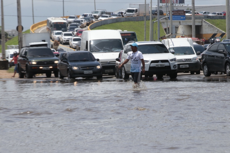 Desde o fim de semana, quando Fortaleza registrou a maior chuva do ano até então, parte da via ficou com alto volume de água. (Gustavo Simão/ Especial para O POVO)