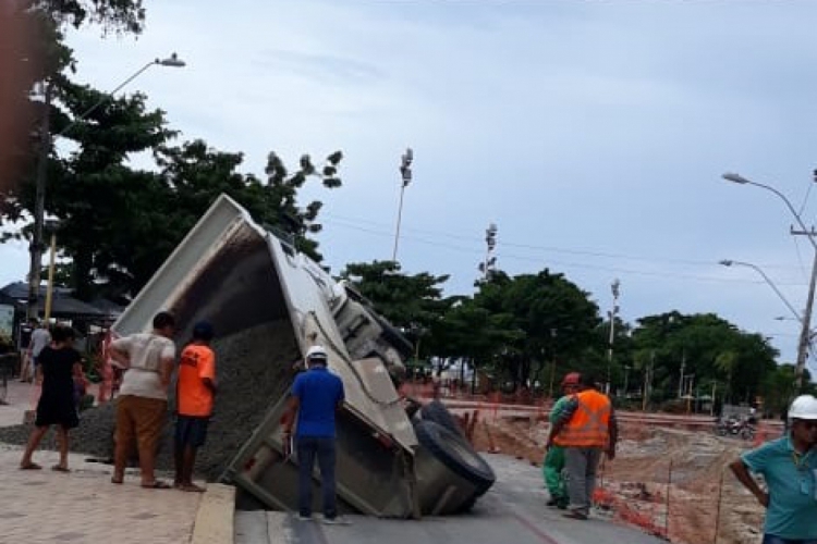 ￼BEIRA MAR, no trecho de deságue do riacho Maceió tem reclamações de mau cheiro