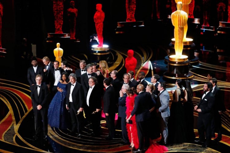 Elenco de 'Green Book' no palco para receber a estatueta de Melhor Filme no Oscar 2019. (Foto: Reprodução/ Mike Blake/Reuters)