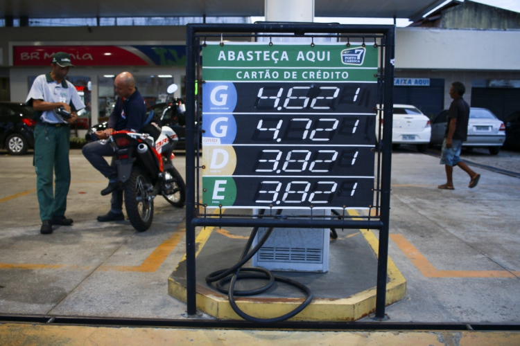 Posto na Alberto Craveiro cobra R$ 4,62 no cartão de crédito. (Foto: Tatiana Fortes/O POVO)