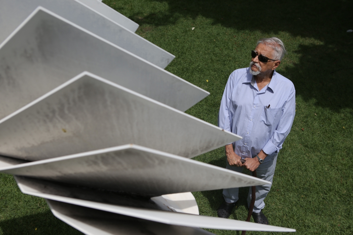 Sérvulo Esmeraldo, 85, artista plástico, criador da escultura "Jornal de Aço", obra exposta no jardim da sede d´O POVO(Foto: O POVO)