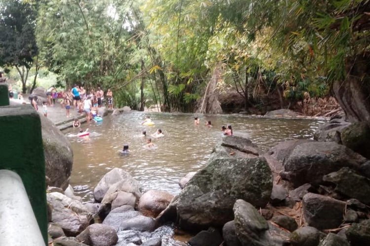 O Balneário possui quatro piscinas de águas naturais e uma piscina de água artificial, além de bicas de água em toda a extensão do parque (Foto: Reprodução/Facebook)