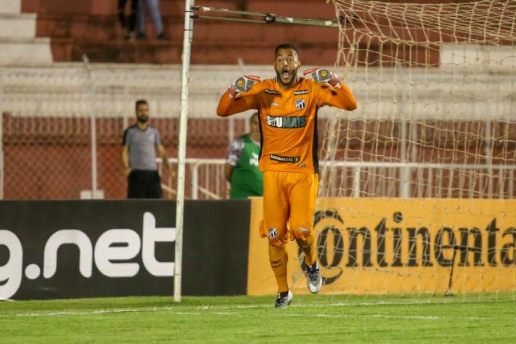 Fernando Henrique comemora classificação do Ceará após defesas decisivas (Foto: Felipe Santos/cearasc.com)