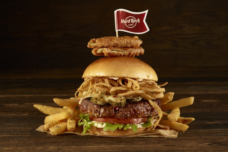 Dentre as opções de burgers, o Hard Rock Café Fortaleza dá destaque para o Atômic Burger, coberto com cebolas e japeleños fritos picantes, queijo pepperjack derretido, alface, tomate e chipotle aioli (R$ 46,90)