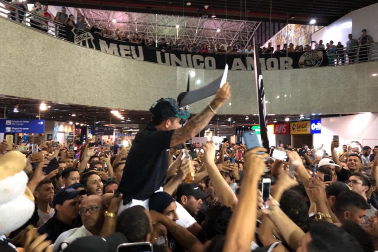 Leandro Carvalho nos braços da torcida na madrugada desta sexta-feira. (Foto: Reprodução/Twitter/Cearasc.com)