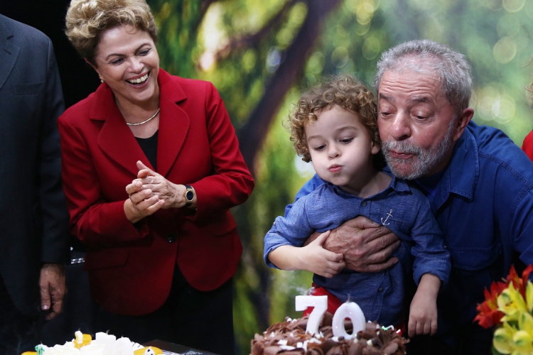 O ex presidente Lula comemorando seu aniversário de 70 anos ao lado do neto Arthur