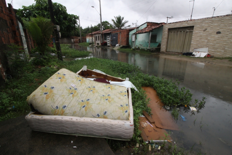 Casas atingidas pela chuva no Jangurussu (Foto: Mauri Melo/O POVO).