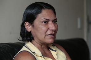 FORTALEZA, CE, BRASIL, 06-03-2019: Dona Rose, mãe da Stefhani Brito, jovem morta por ex companheiro em janeiro de 2018 e preso em fevereiro passado. (Foto: Júlio Caesar/O POVO)