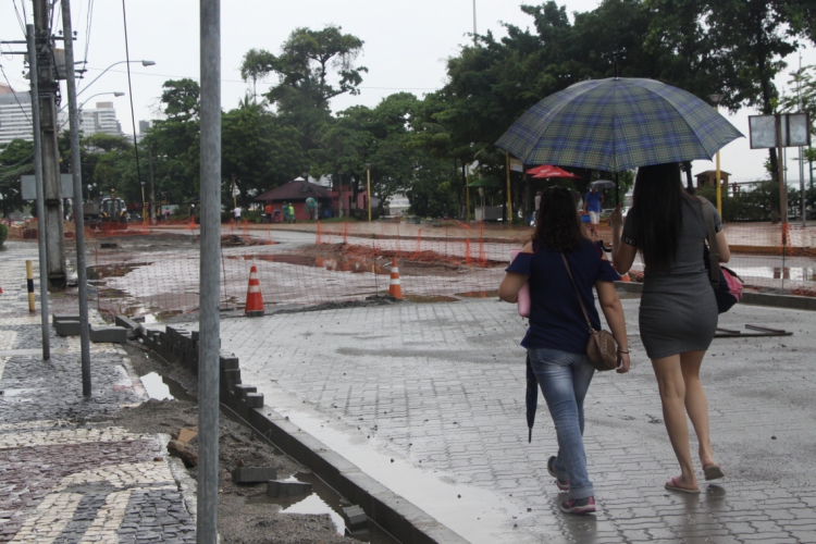 Chuva atrapalha as obras da avenida Beira Mar e deixa avenida intransitável. (Foto: Mauri Melo/O POVO).